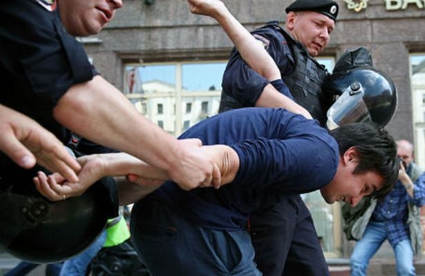 Силовики бьют рекорды: более 1200 задержанных на акции в центре Москвы
