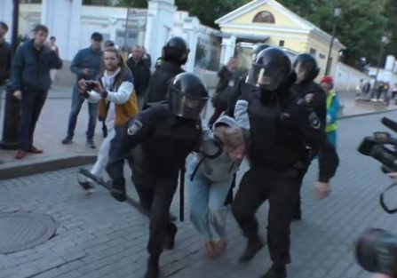 Правозащитники ищут полицейского, ударившего девушку на митинге