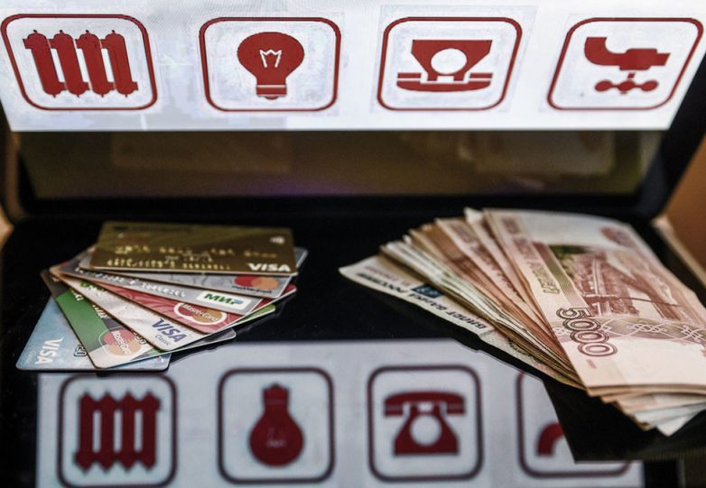 Как банки «сдают» приставам зарплатные счета россиян