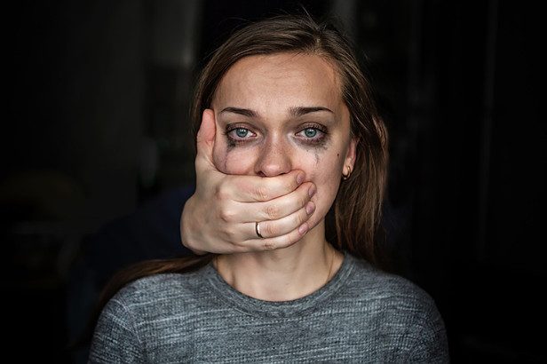 Правительство просят принять экстренные меры для защиты пострадавших от домашнего насилия в условиях карантина