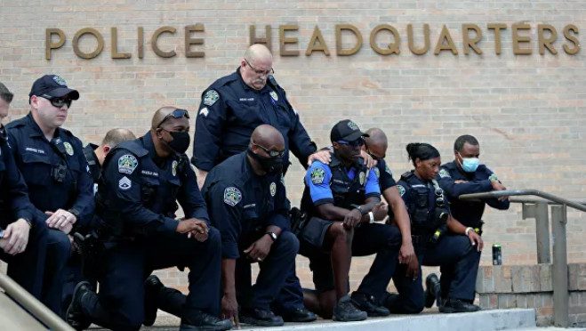 В Росгвардии назвали унижением преклонение колен полицией США перед бунтующими