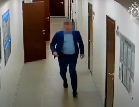 Попавшийся на взятке иркутский чиновник пытался убежать от силовиков