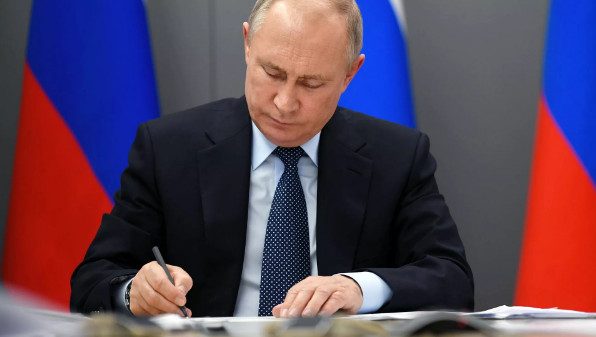 Путин подписал законы о гарантиях неприкосновенности экс-президента и пожизненном сенаторстве
