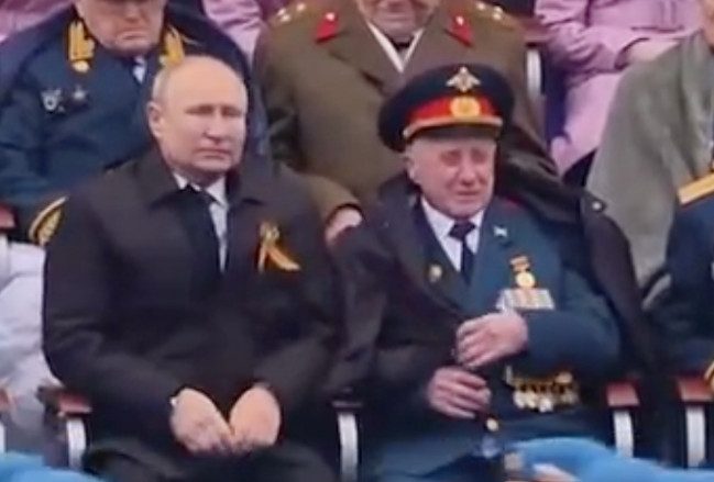Мошенники ограбили ветерана, сидевшего на параде Победы с Путиным