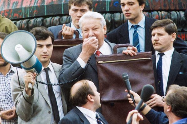 История создания ФСО: как телохранители Ельцина ныряли за ним в ледяную воду и разбавляли ему водку