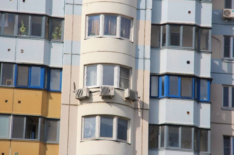 В каких случаях могут заставить снять кондиционер на фасаде дома?