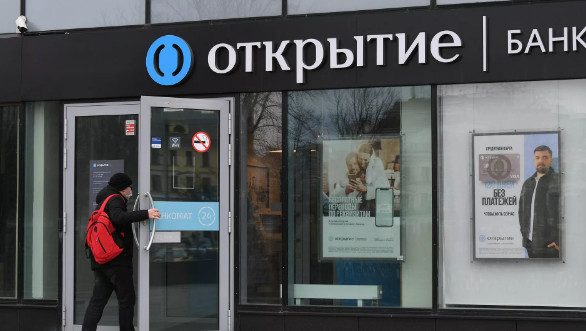 В Санкт-Петербурге грабители пробили дыру в стене банка, но похитить деньги не смогли и забыли синие трусы