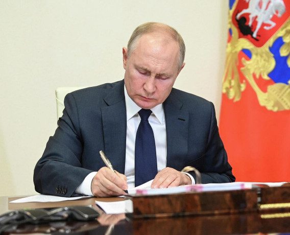 Путин подписал пакет поправок в УК о военной службе