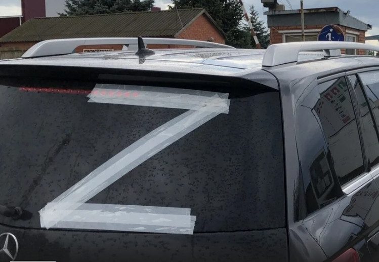 Жителя Екатеринбурга задержали за порчу машин с символами Z и V