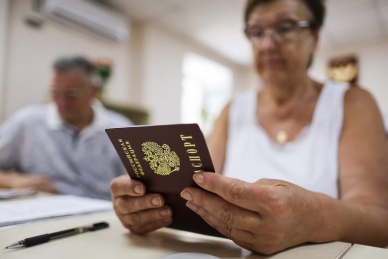 Кто из россиян сможет получить пробный электронный паспорт уже в мае?