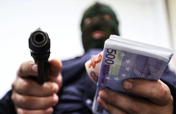 Налётчик ограбил банк на 5 млн. рублей в Екатеринбурге