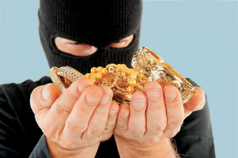 Продавщица меда украла у покупательниц-пенсионерок золото и 1 000 000 рублей