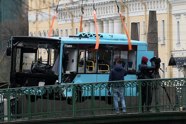 Организатор перевозок задержан после падения автобуса в реку в Петербурге. В чем его подозревают?