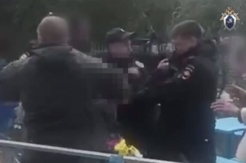Толпа цыган подралась с полицейскими на кладбище. «Воровали куличи, устроили застолье»