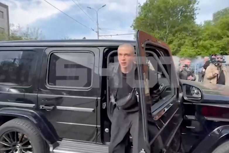 Актера Калюжного все-таки забрали в армию. Приехал лысым на «Гелендвагене», мама плакала