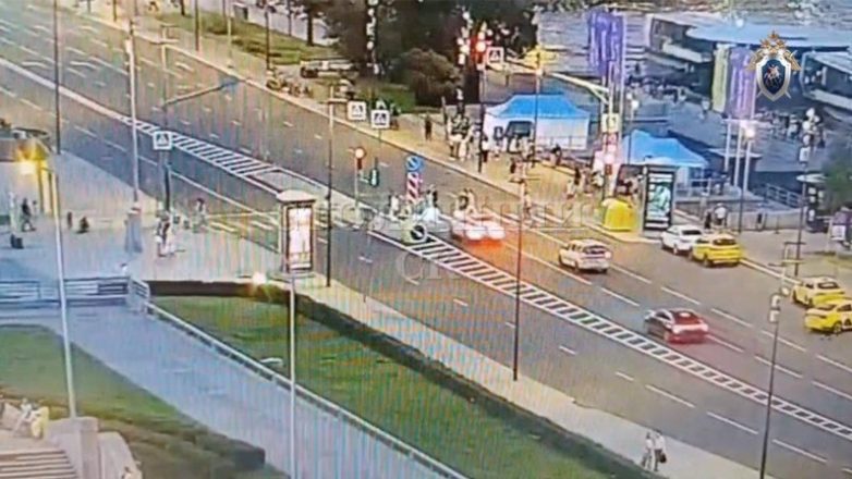 На Бережковской набережной кроссовер сбил пять человек на переходе. Двое в тяжелом состоянии