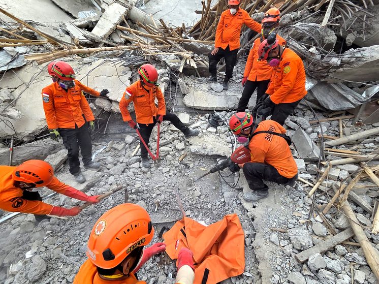 Число погибших при обрушении школы достигло 54 человек