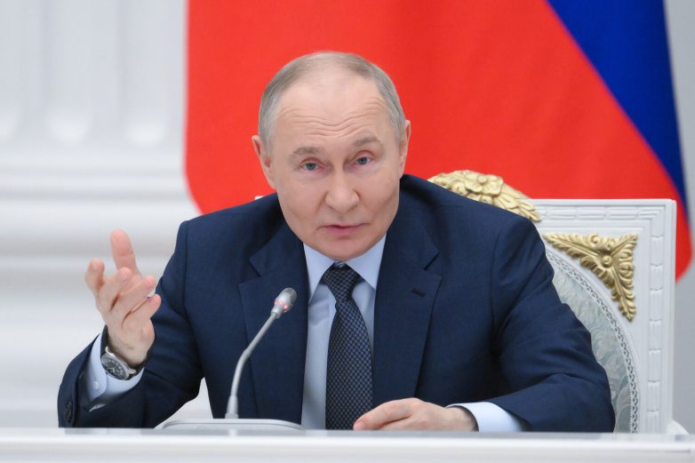 Путин дал поручения по поддержке семей. Голикова «всю плешь проела»