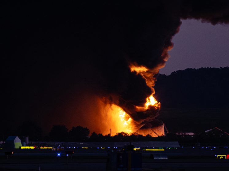 Появились страшные подробности крушения самолета в аэропорту. Превратился в огненный шар