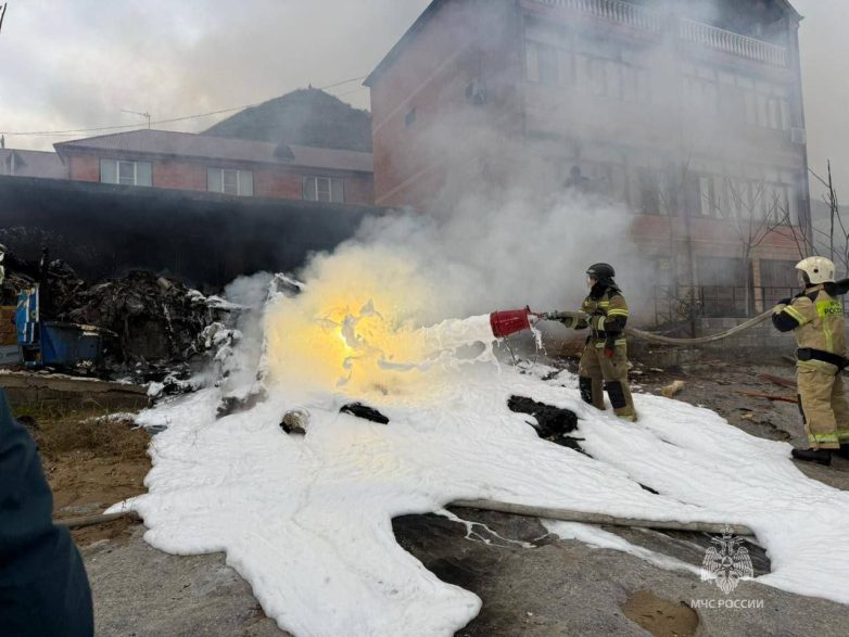 В Дагестане разбился частный вертолет, погибли четыре человека. «Полностью сгорел»