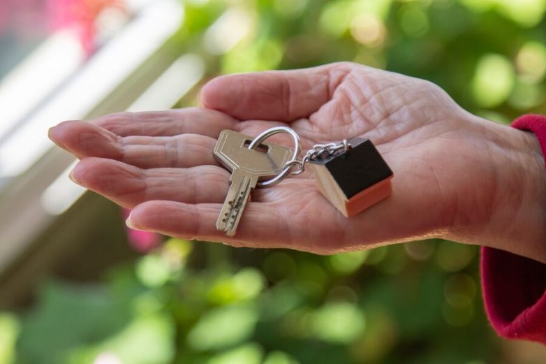 Безопасные сделки и проверка дееспособности. Как россиян защитят при покупке квартир у пенсионеров?