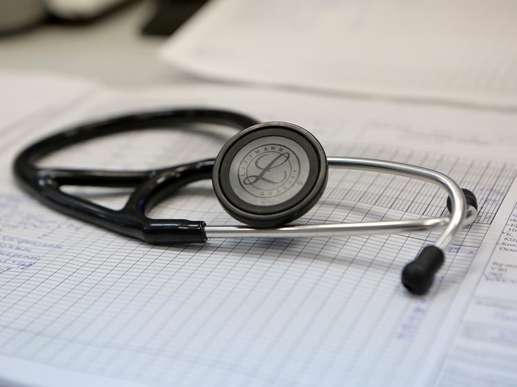 Врача обвиняют в сексуальных домогательствах к 38 находившимся на его попечении пациентам