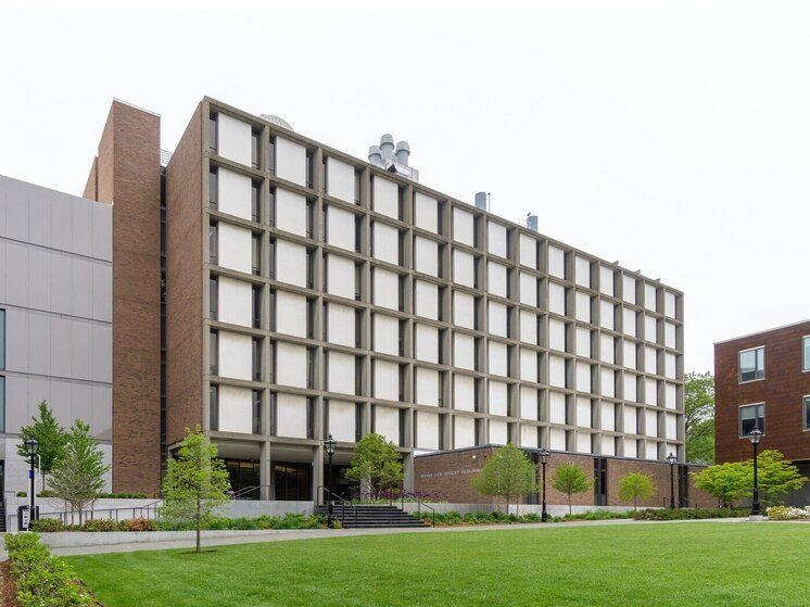 Минимум два человека убиты при расстреле в университете. «Случилось немыслимое»