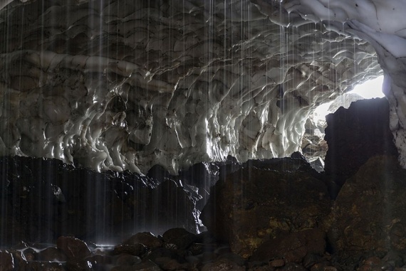 Непередаваемая красота камчатских снежных пещер