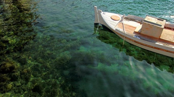 Удивительные снимки &quot;невесомых&quot; лодок на воде