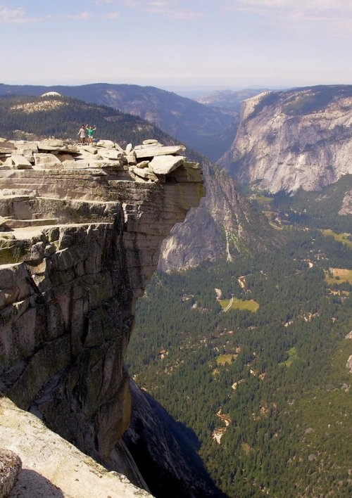 10 нависающих над пропастью скал со всего мира, от одного вида которых захватывает дух!