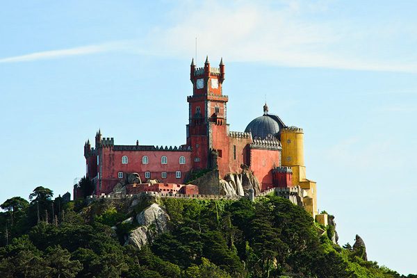 Уникальный дворец Пена в Португалии