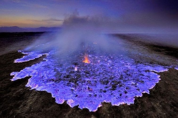 Неземное зрелище: красивое извержение вулкана Кавах-Иджен