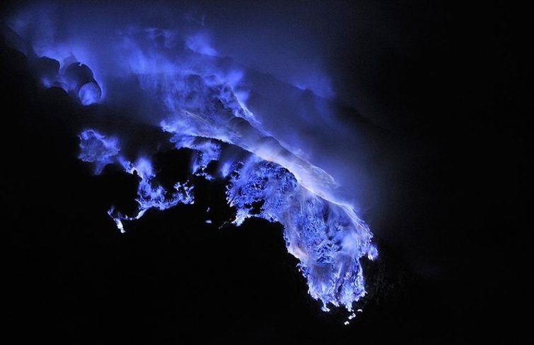 Неземное зрелище: красивое извержение вулкана Кавах-Иджен