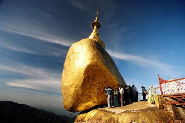 Необъяснимо, но факт: Золотой камень в Мьянме, который плевать хотел на законы физики