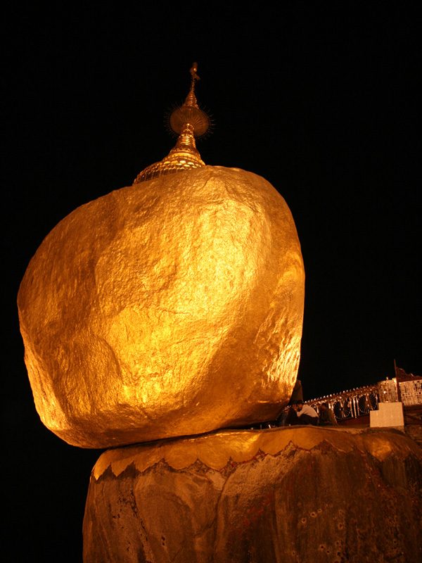 Необъяснимо, но факт: Золотой камень в Мьянме, который плевать хотел на законы физики