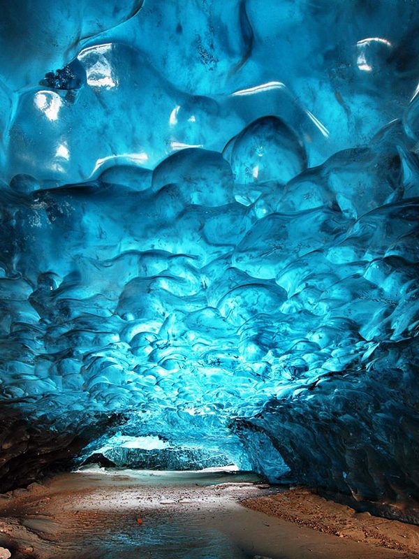 Царство льда и холода в Исландской пещере
