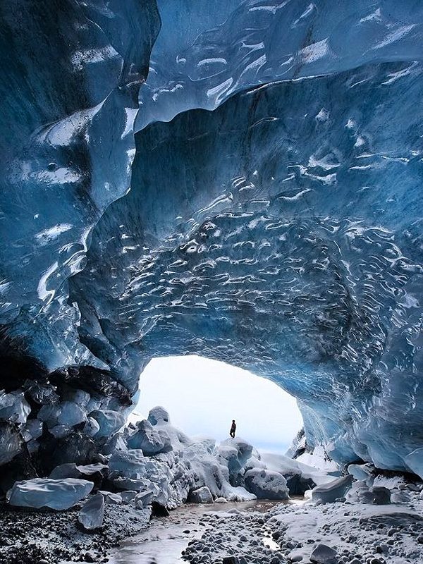Царство льда и холода в Исландской пещере