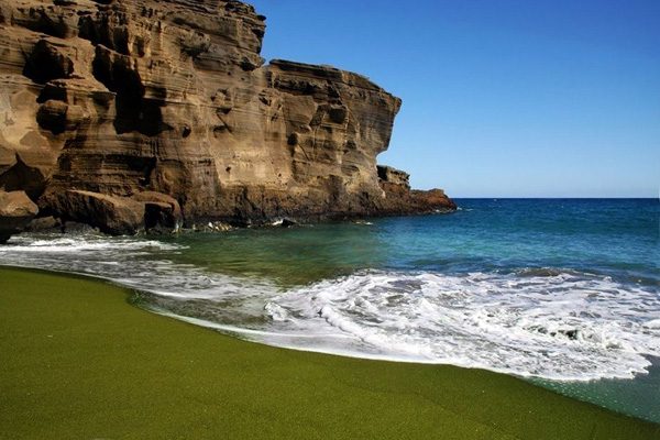 Изумительный и удивительный зелёный пляж
