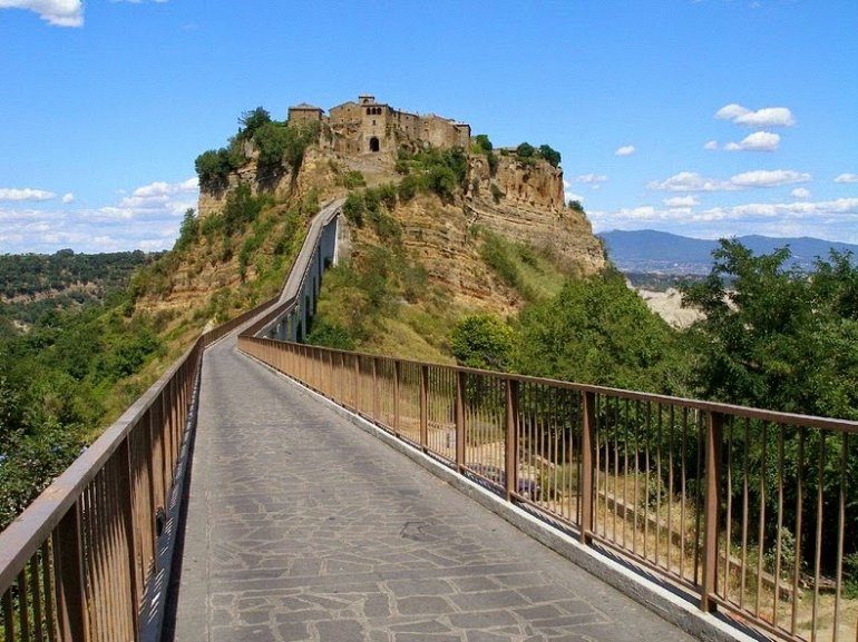 Чивита-ди-Баньореджо — уникальный город на скале