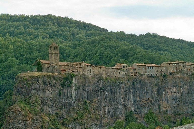 Кастельфольит-де-ла-Рока — уникальная деревня на скале