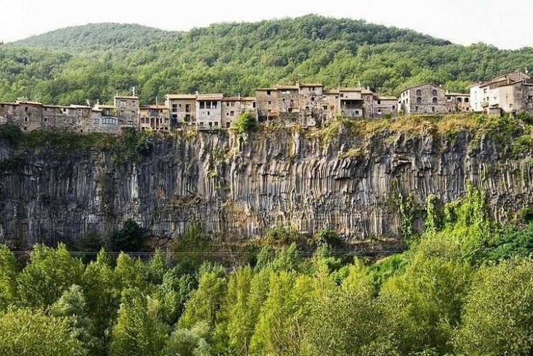 Живописная деревня на скале