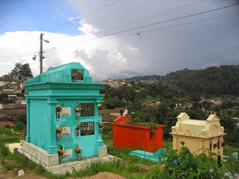 Разноцветные кладбища Гватемалы: смерть — это... весело!