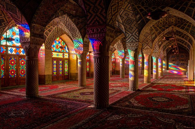 Уникальные витражи Радужной мечети