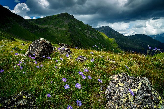 Прекрасное озеро Семицветное на Кавказе