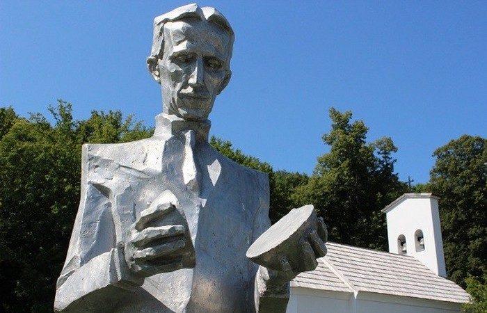 Необычные и даже странные статуи известных людей