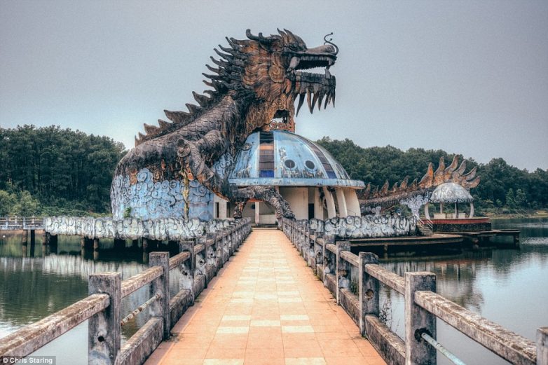 Потрясающе красивый заброшенный аквапарк во Вьетнаме