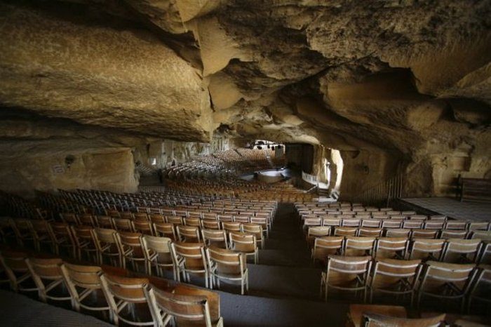 Десятка загадочных пещерных храмов
