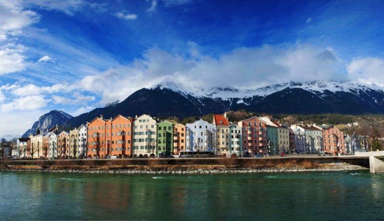 12 самых живописных городов мира, расположенных у подножий гор