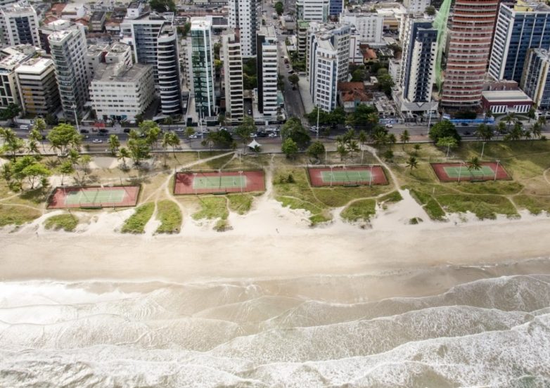 10 популярных пляжей, которые считаются самыми опасными в мире