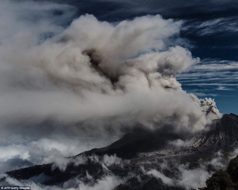 Невероятно зрелищные извержения вулканов последних лет